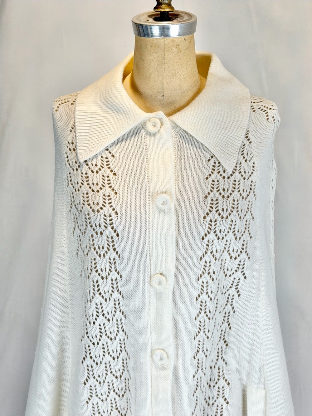 VINTAGE 70s sweater cape poncho shawl fringe arm holes pointed collar white knit - Picture 3 of 8